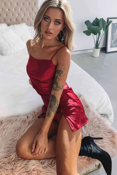 Merry See Yırtmaçlı Mini Saten Elbise Kırmızı Merry See Yırtmaçlı Mini Saten Elbise Kırmızı